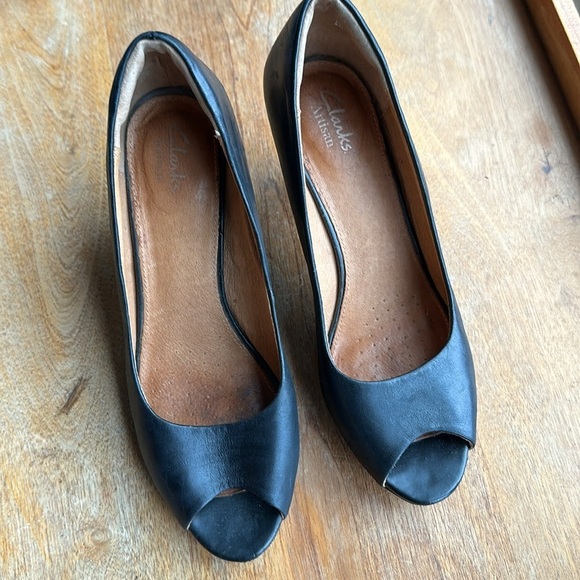 Clark’s Artisan black leather open toe pumps with 2” heel women’s 8 - Picture 2 of 8
